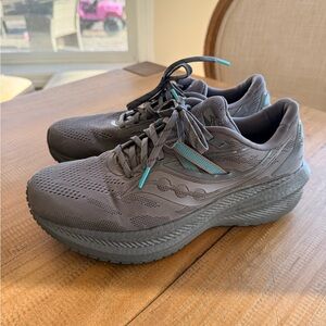 Saucony Triumph Women's Gray Running Shoes with Teal Accents
